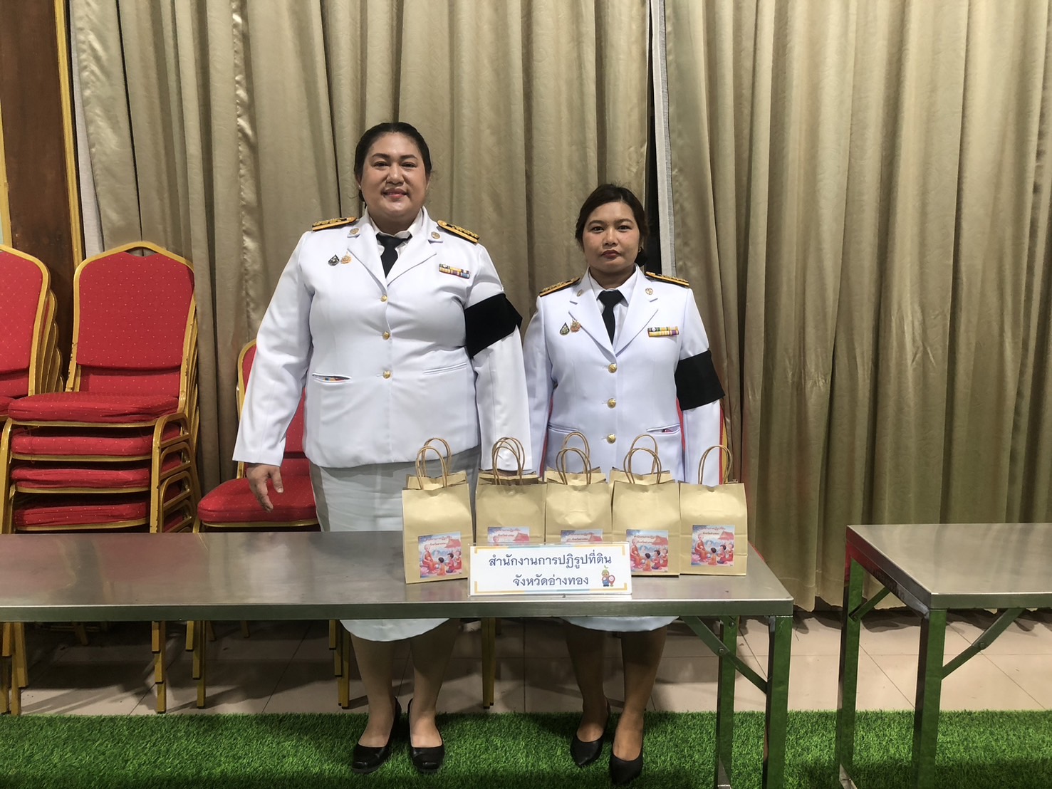 title - ส.ป.ก.อ่างทอง ร่วมพิธีทำบุญตักบาตรและพิธีเจริญพระพุทธมนต์ถวายเป็นพระราชกุศล เนื่องในวันคล้ายวันพระราชสมภพสมเด็จพระกนิษฐาธิราชเจ้า กรมสมเด็จพระเทพรัตนราชสุดาฯ สยามบรมราชกุมารี